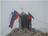 v čast Sloveniji smo na vrhu razvili slovensko zastavo